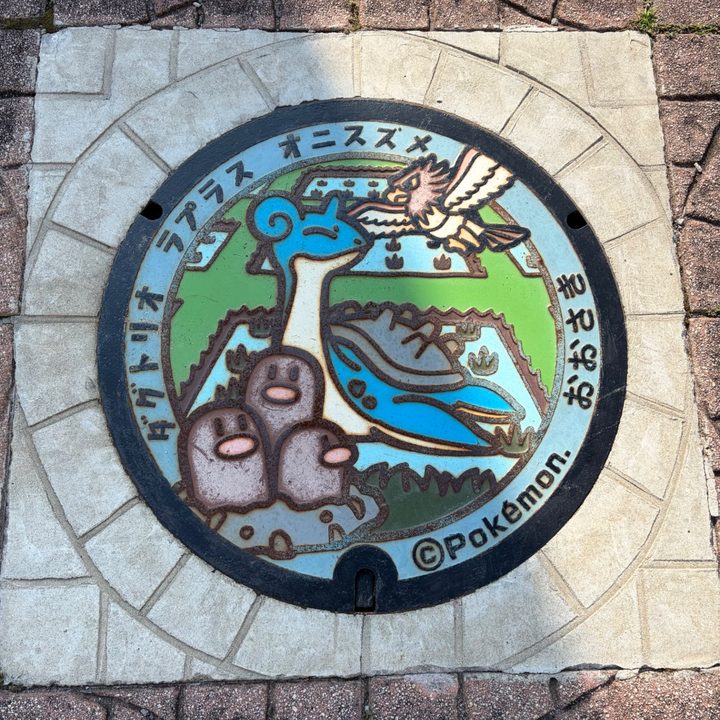 大崎市 古川駅前のポケふた（オニスズメ・ダグトリオ・ラプラス）の写真