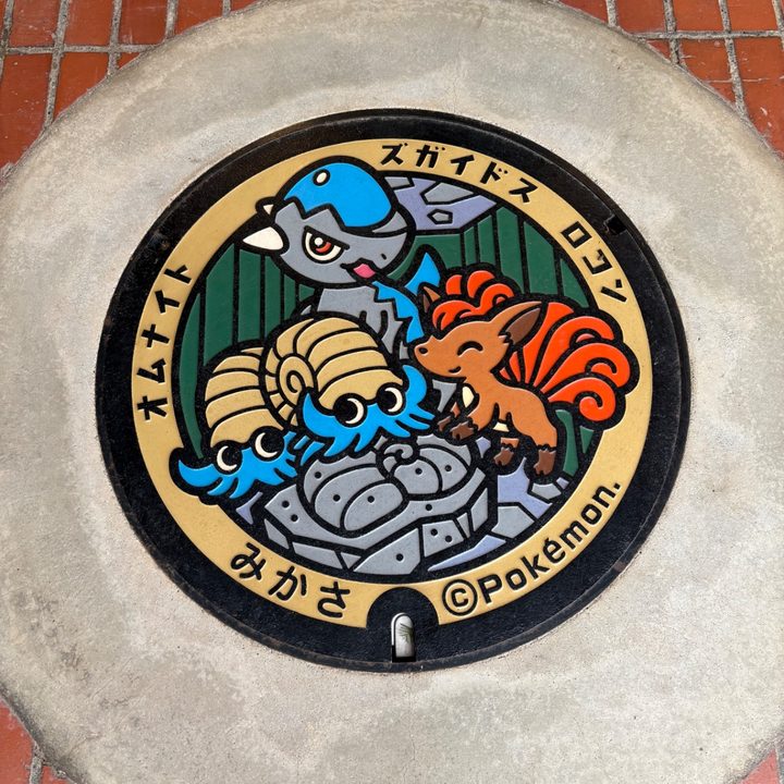 三笠市立博物館正面玄関のポケふた（オムナイト・ズガイドス・ロコン）の写真