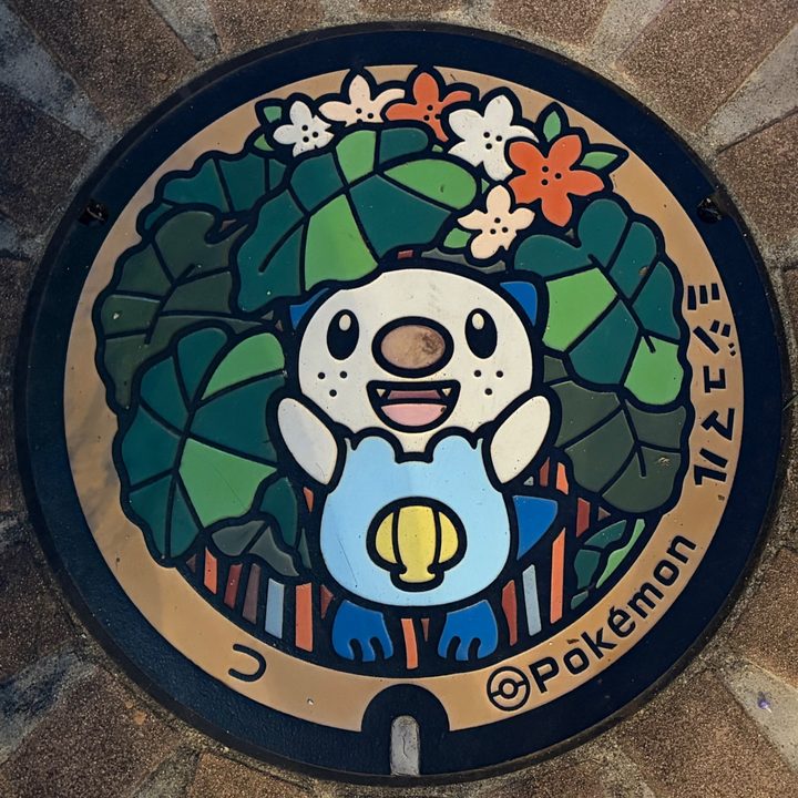 津市まん中広場のポケふた（ミジュマル）の写真