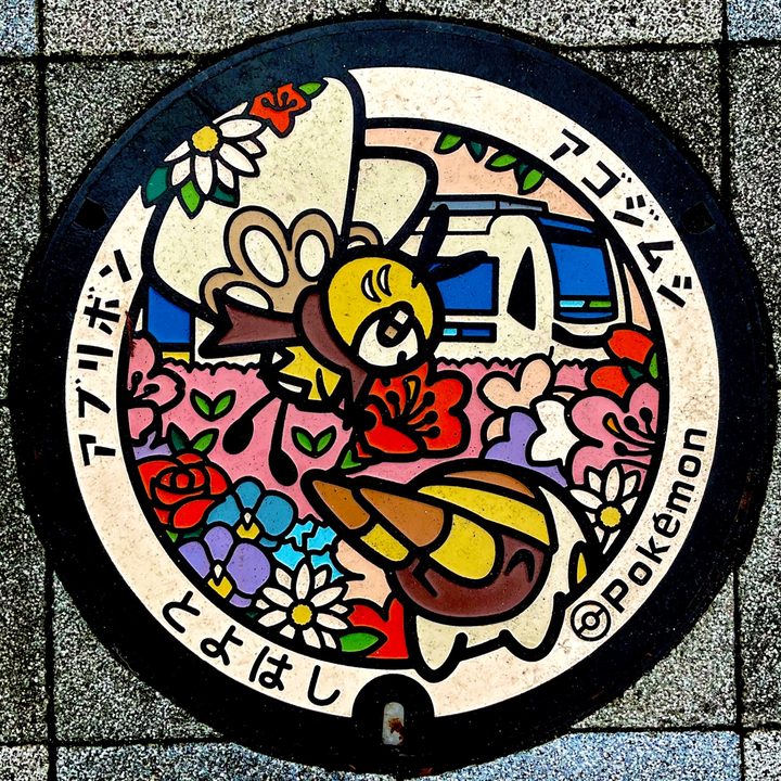 豊橋市 豊橋駅南口駅前広場のポケふた（アゴジムシ・アブリボン）の写真