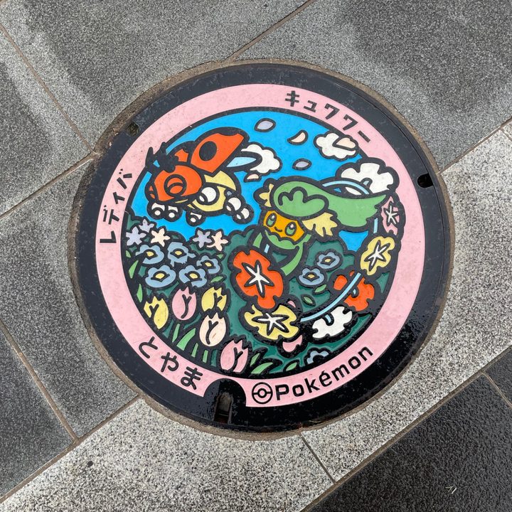 富山市 丸の内駅前のポケふた（キュワワー・レディバ）の写真