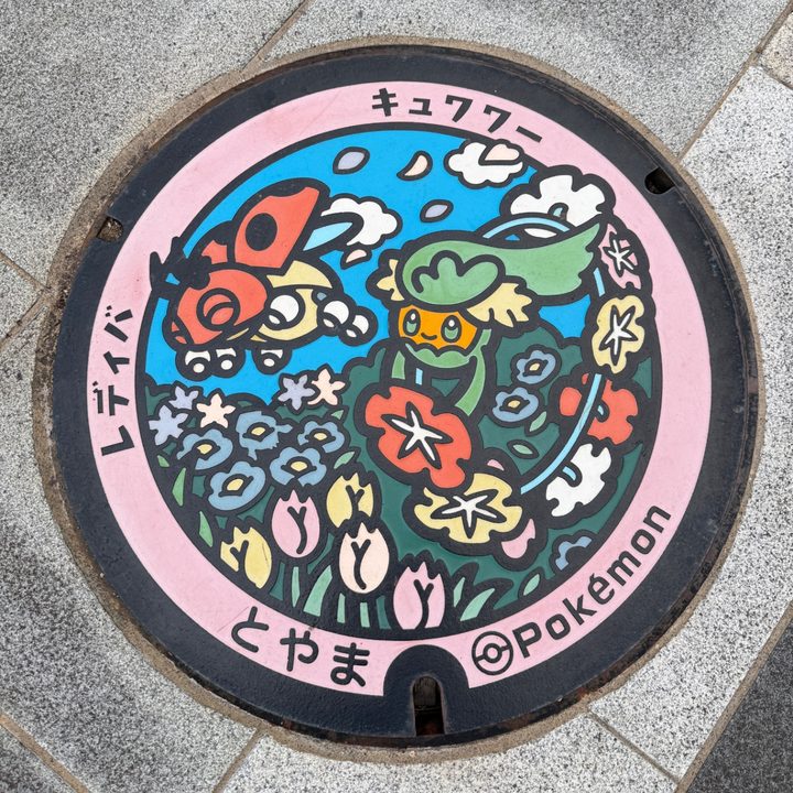 富山市 丸の内駅前のポケふた（キュワワー・レディバ）の写真