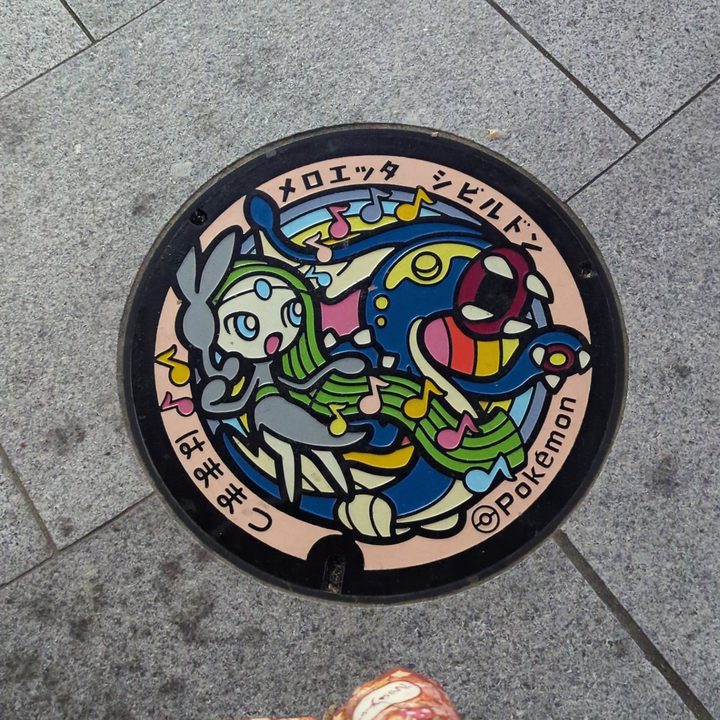 浜松市 新浜松駅前のポケふた（シビルドン・メロエッタ）の写真