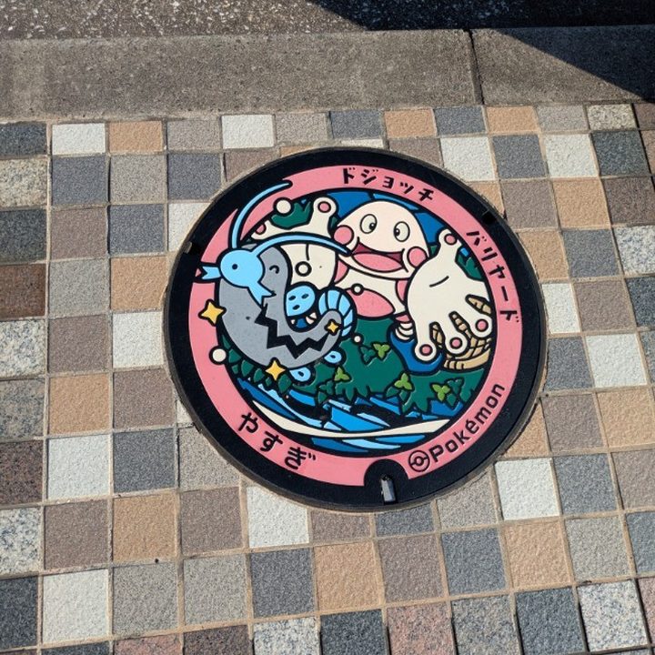 安来市 安来駅前のポケふた（ドジョッチ・バリヤード）の写真