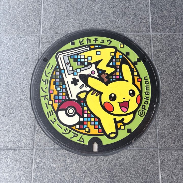 宇治市 ニンテンドーミュージアムのポケふた（ピカチュウ）の写真