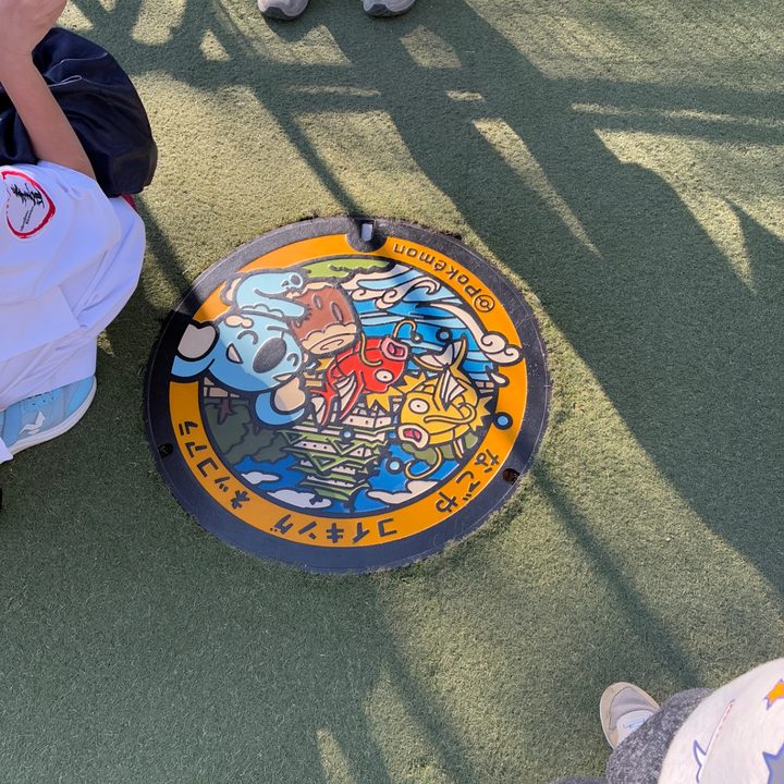 名古屋市中区 金シャチ横丁 宗春ゾーン（東門エリア）のポケふた（コイキング・ネッコアラ）の写真
