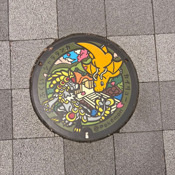福井市 福井駅前のポケふた（カイリュー・ジャラランガ）の写真