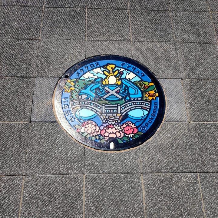 諫早市 諫早駅前のポケふた（デンリュウ・メタグロス）の写真